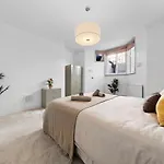 Harrods 2 Bed Lux Flat W/Patio