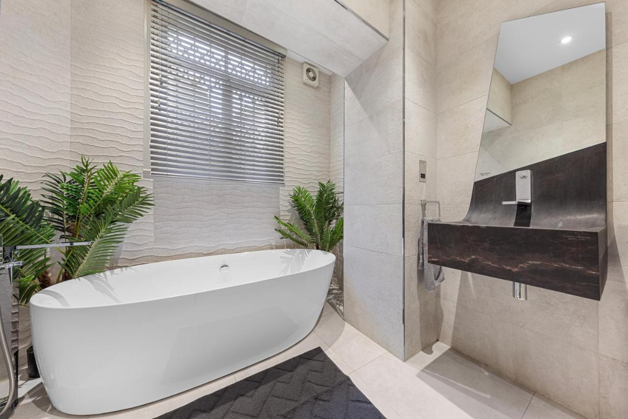 Harrods 2 Bed Lux Flat W/patio